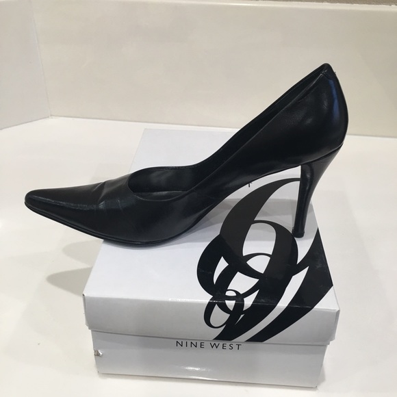 Gently used Classic Black Pump size 7.5. 3 in heel - Picture 3 of 5